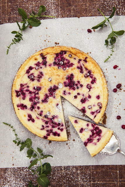 Image of Cheesecake with lingonberries and cardamom